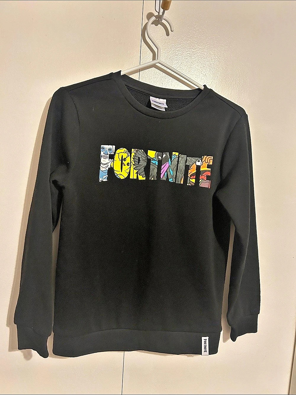 Fortnite Graphic Boys Sweatshirt in Black with Multicolor Font. Size Large.
